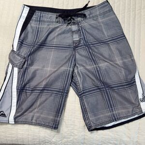 Quicksilver Men’s Board Shorts. Tag Is Faded , So The Exact Size Is Unknown.